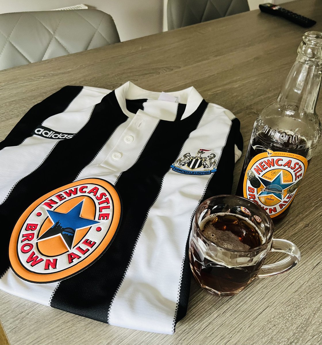 Match day UNITED v Yenited and since Leona got me this retro top we’ve not been beaten when I’ve worn it ⚽️ #HWTL #Newcastle