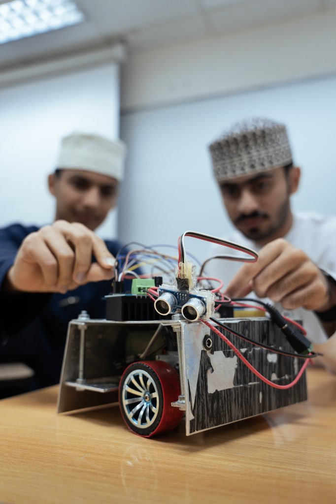 نظم قسم الجماعات الطلابية بالكليات والوحدات التابع ل #عمادة_شؤون_الطلبة بالتعاون مع مجموعة الميكاترونكس بكلية الهندسة والقرية الهندسية ورشة بعنوان "فحص وتطوير الروبوتات: نحو مستقبل تقني مبتكر" سعت الورشة إلى تمكين المشاركين من استكشاف أحدث تقنيات فحص وتشخيص الروبوتات، مع التركيز