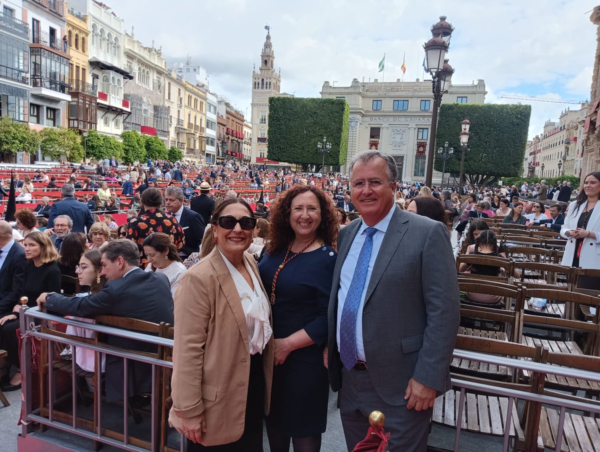 Arrancamos el #DomingodeRamos #SSantaSevilla25 con mis dos compañeras y SG de #Bellavista <a href="/fuentesmedrano/">Carmen Fuentes</a> y #Miraflores <a href="/evapatriciab/">Eva Patricia Bueno/❤️</a> en #AytoSevilla