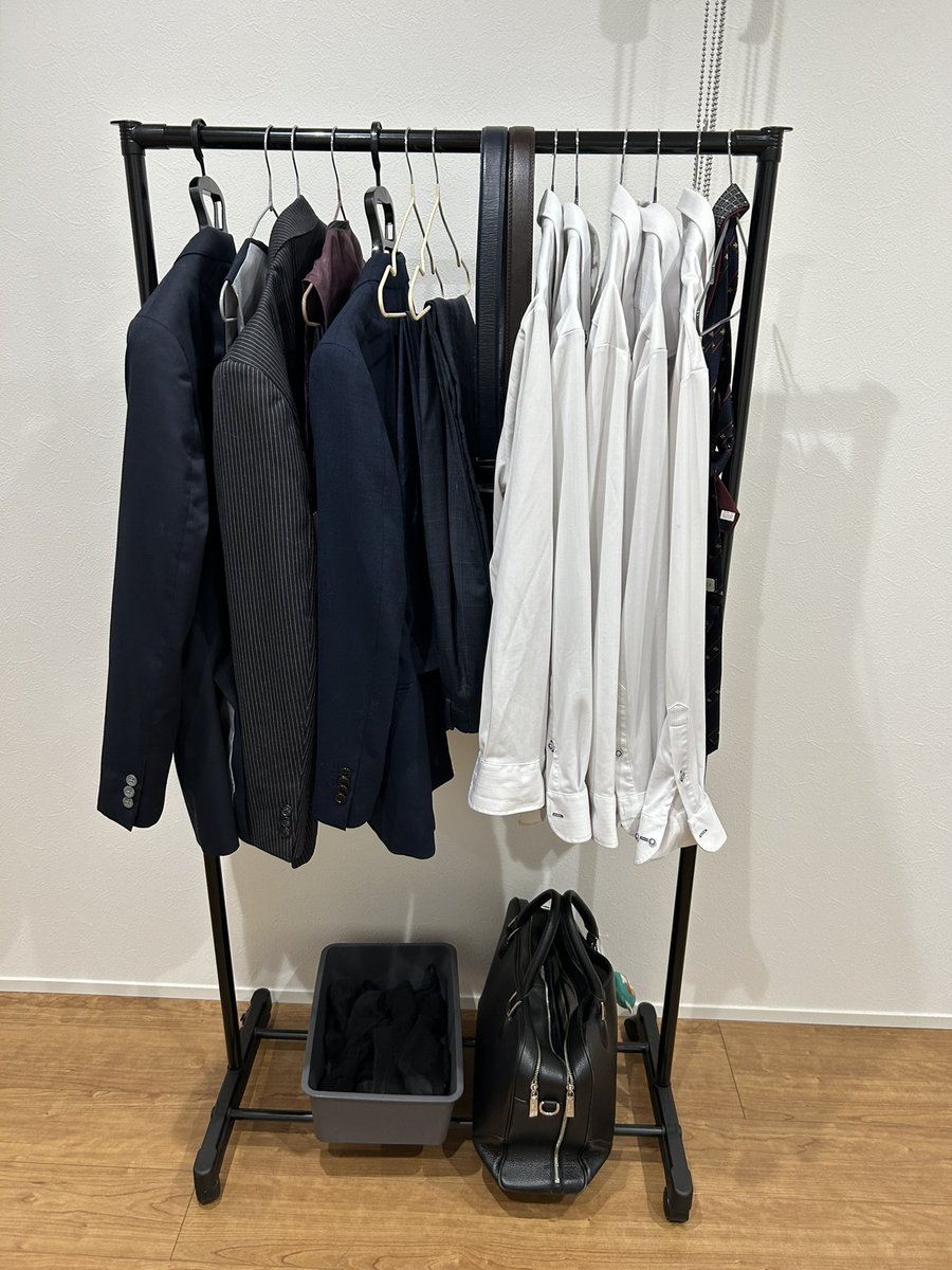 ダイソーのハンガーラック最強やろ。

700円やぞ。