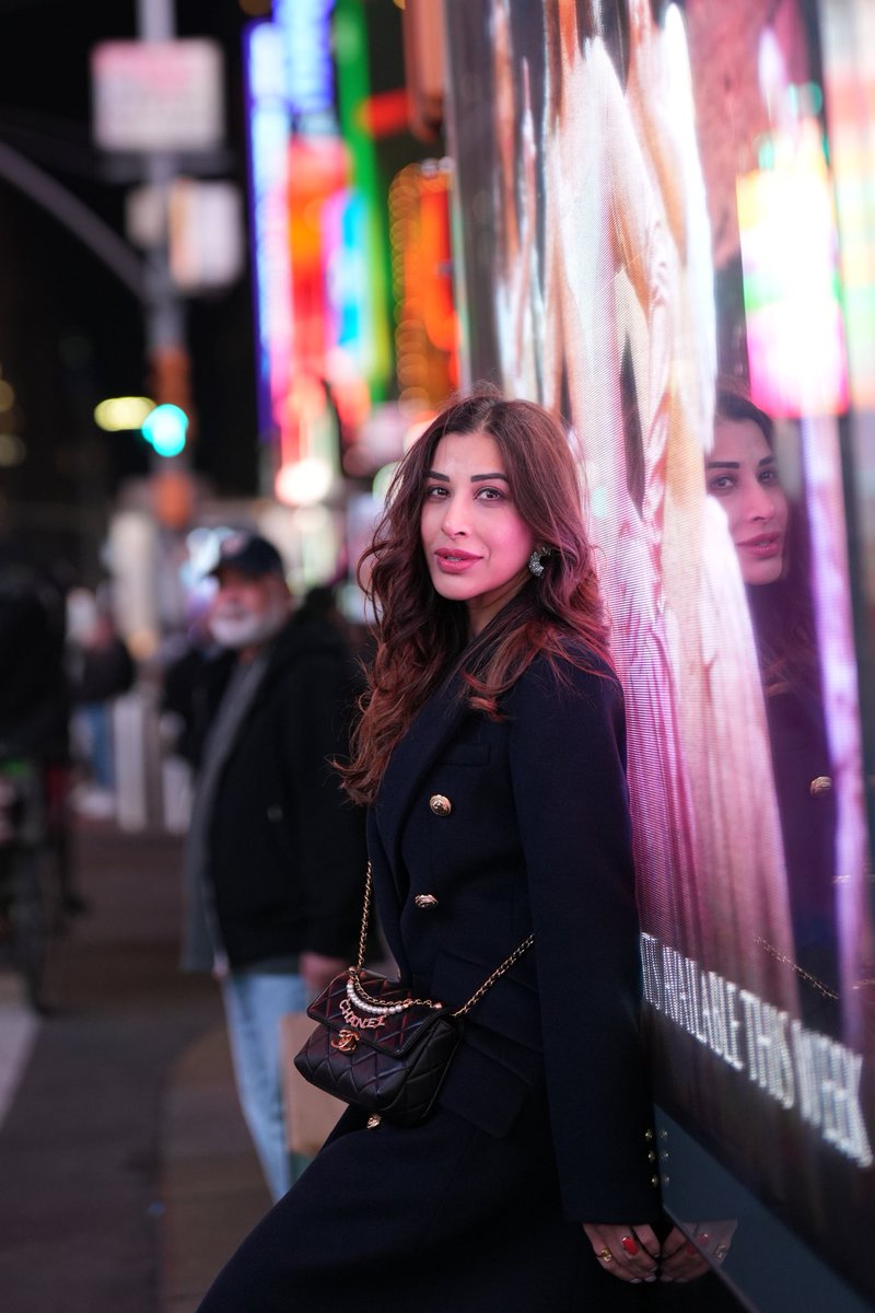 Sophie_Choudry's tweet photo. New York strut, Times Square glow❤️‍🔥😍🫶🏻 #newyork #lovethiscity https://t.co/XJUXiwzbpT