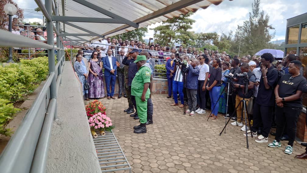 cnjkinyinya's tweet photo. #Kwibuka31, ni ku gicamunsi cyo kuwa 12,Mata 2025, abaturage batuye mu murenge @Kinyinya_Sector bibutse ndetse bashyira indabo  ku inzu Ndangamateka ya Kagugu(Kagugu na Gacuriro),turi kumwe na Hon. UWIZEYE Marie Theresse, gahunda ikomereza muri Gs Kagugu.
@Gasabo_District https://t.co/2lSfg9Q2kg