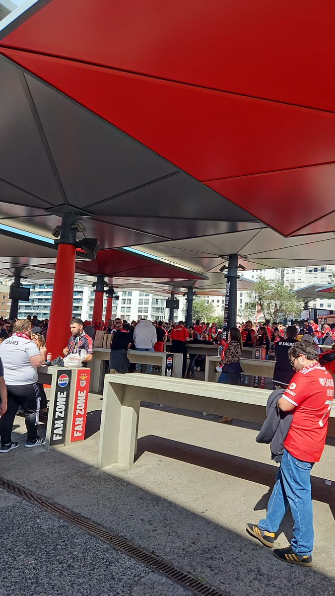 BenficaVencera's tweet image. Onde fazes o aquecimento para o jogo? 

#BenficaVencerá #Rumoao39