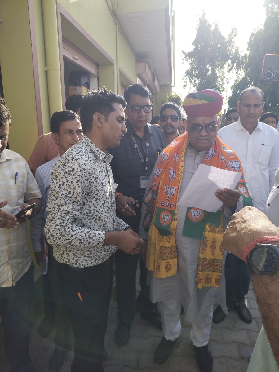 कंप्यूटर अनुदेशक (शिक्षक) संघ ने आज डीडवाना-कुचामन के धनकोली में श्री मदन दिलावर को पदनाम परिवर्तन और वेतन विसंगति  के लिए ज्ञापन दिया, मंत्री जी ने कहा की मामला सरकार के संज्ञान मे है जल्द ही कार्यवाही करने हेतु आश्वाशन दिया।
<a href="/madandilawar/">Madan Dilawar</a> 
<a href="/RajCMO/">CMO Rajasthan</a>