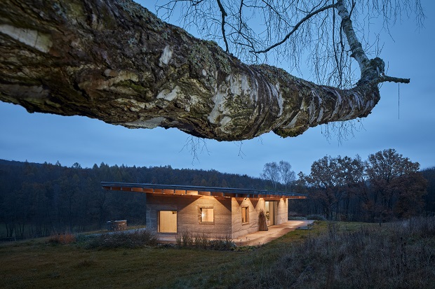 sdetails's tweet image. Aujourd'hui, Détails d' #architecture va en #Tchéquie à la découverte de la House LO, une #maison en plein nature réalisée en béton de chanvre, en pierre et en bois. Une #cabane signée Lina Bellovičová: #teamarchi
tinyurl.com/2s3aunnv