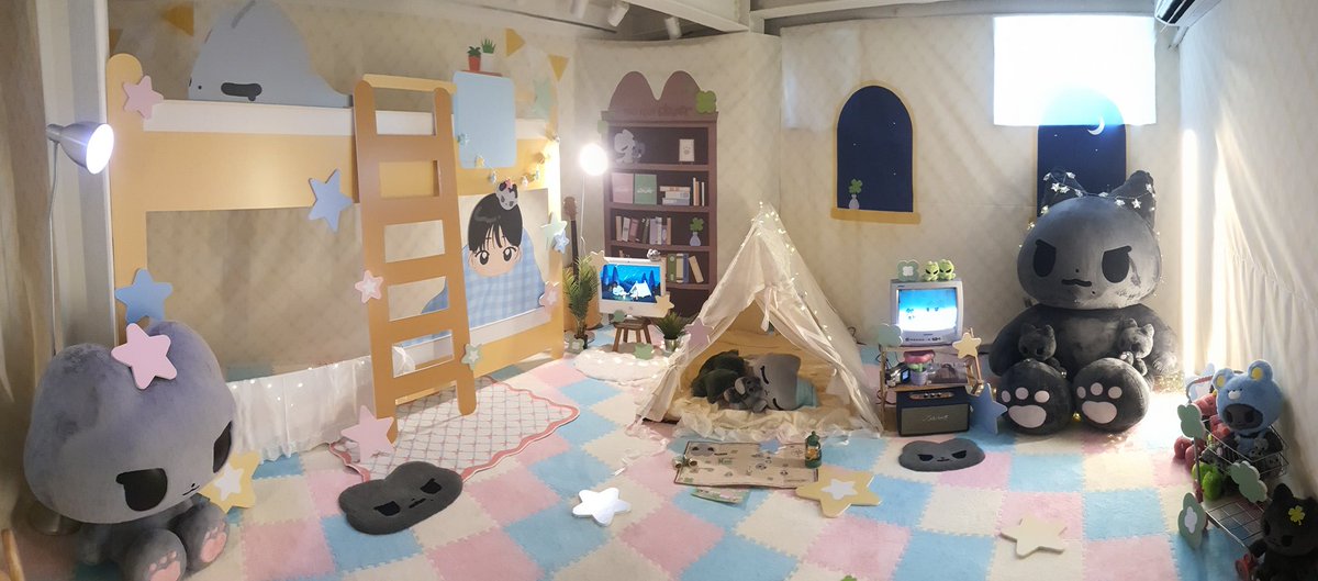 #findyuclover #찾았다클로버
서로의 마음을 같은 방향으로 향하게 하는 카리나라는 이름 아래, 낯선 사람들(근데 왠지 본적있는 것 같은 얼굴들)과 나눈 평온한 시간은 오래도록 따뜻하게 남을 것 같습니다. 와 시작이 좀 민망하네요.
작년 영상회가 너무 좋았어서 올해 생일카페 소식 들렸을 때부터