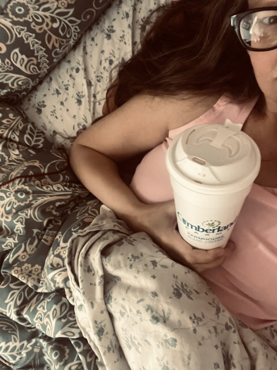 KellieADennis74's tweet photo. I have the best buddy ever! Brings me coffee in bed on this icky spring morning.
#CumberlandFarms
#WhereIsSpring
#LuckyGal https://t.co/13JGkbEE8b