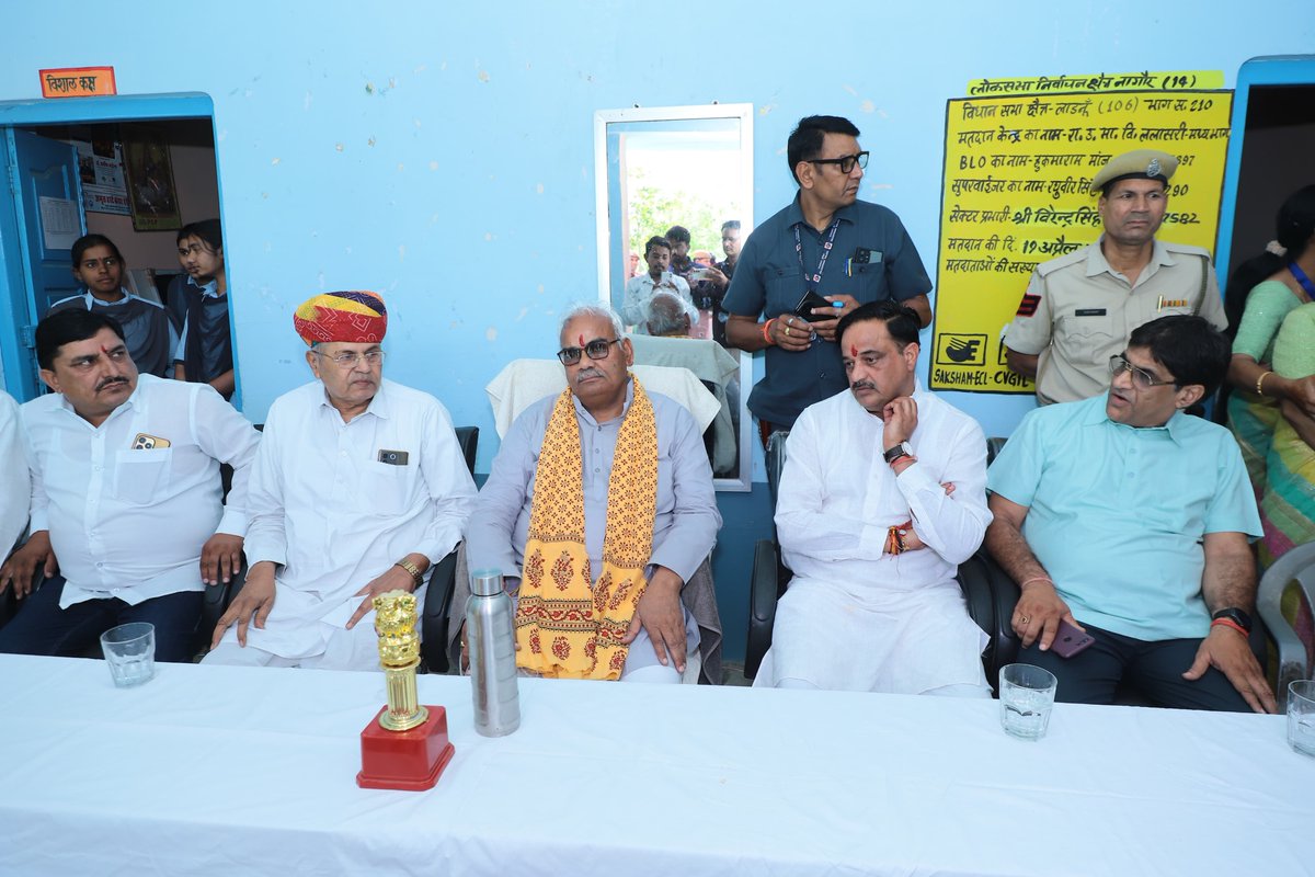 madandilawar's tweet photo. आज राजकीय उच्च माध्यमिक विद्यालय लालासारी में स्कूली छात्र-छात्राओं से सार्थक संवाद किया तथा उन्हें उज्ज्वल भविष्य हेतु शुभकामनाएं प्रदान की। विद्यार्थियों की प्रतिभा एवं क्षमताओं का मूल्यांकन करते हुए उन्हें आत्मविश्वास के साथ आगे बढ़ने के लिए प्रोत्साहित किया।

हमारी सरकार का यह दृढ़ संकल्प है कि राजस्थान में शिक्षा का स्तर उत्तरोत्तर बढ़े और प्रत्येक विद्यार्थी को गुणवत्तापूर्ण शिक्षा सुलभ हो। इस दिशा में राज्य सरकार द्वारा अनेक महत्वपूर्ण कदम उठाए जा रहे हैं, जिनका उद्देश्य शिक्षा के क्षेत्र में समावेशी विकास सुनिश्चित करना है।
