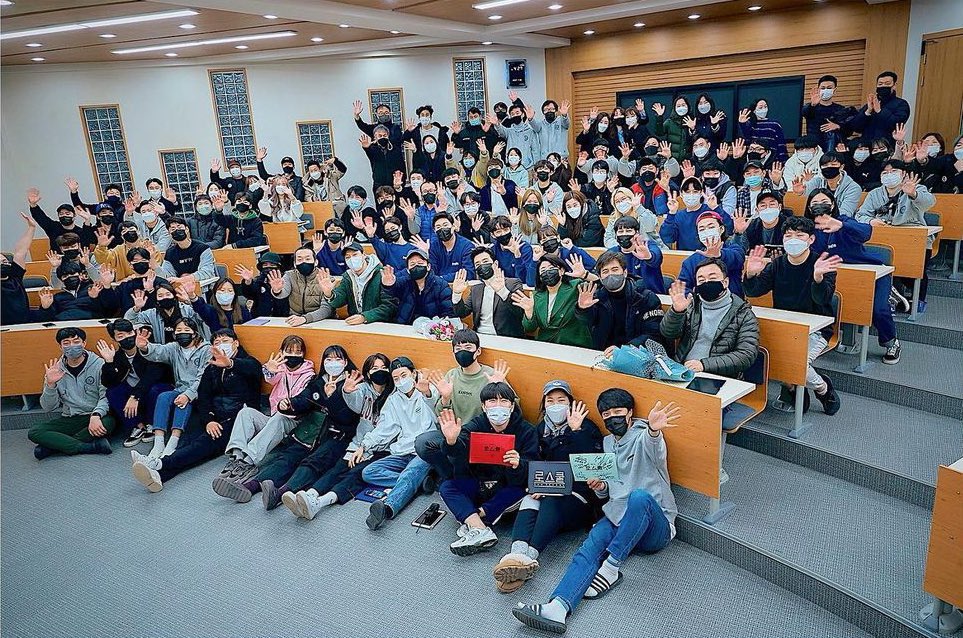 cookie960422's tweet photo. 내 로스쿨즈••• 오늘 로스쿨 첫방 4주년이래 https://t.co/iHeXN81a3B