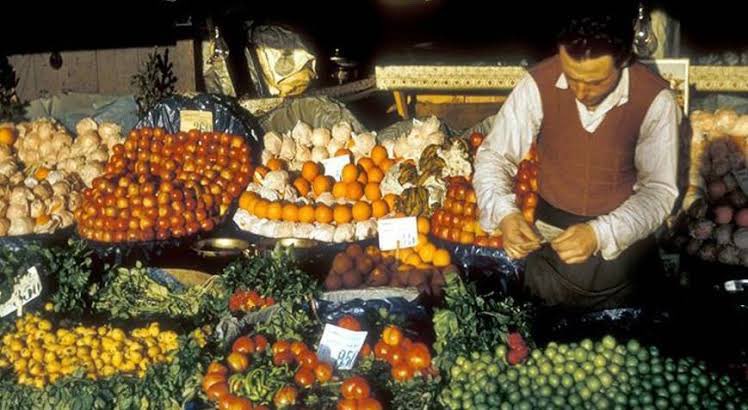 Eskiden çok değil 30 - 40 yıl önce çiftçi kendi Ata tohumlarını ekerdi. Sebzeyi meyveyi büyüklerimiz adetle değil kasayla alırlardı. kimsede aç kalmazdı, Ata tohumlarıyla ve kimyasalsız insanları doyuramayız diyenler olmazdı. Çünkü kısır tohumlar ve zehir tüccarları henüz yoktu