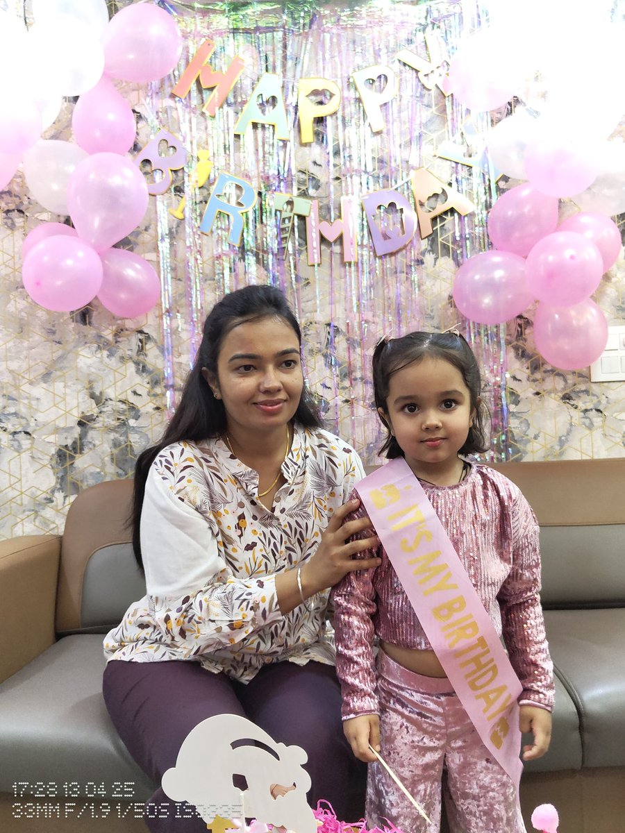 Vamika celebrating her birthday.. She was just two years old when her father 

MAJOR ASHISH DHONCHAK
Shaurya Chakra Sena Medal
19 RR 15 SIKHLI #IndianArmy

was immortalized fighting terrorists at Anantnag in #Kashmir in 2023.

#FreedomisnotFree few pay #CostofWar.