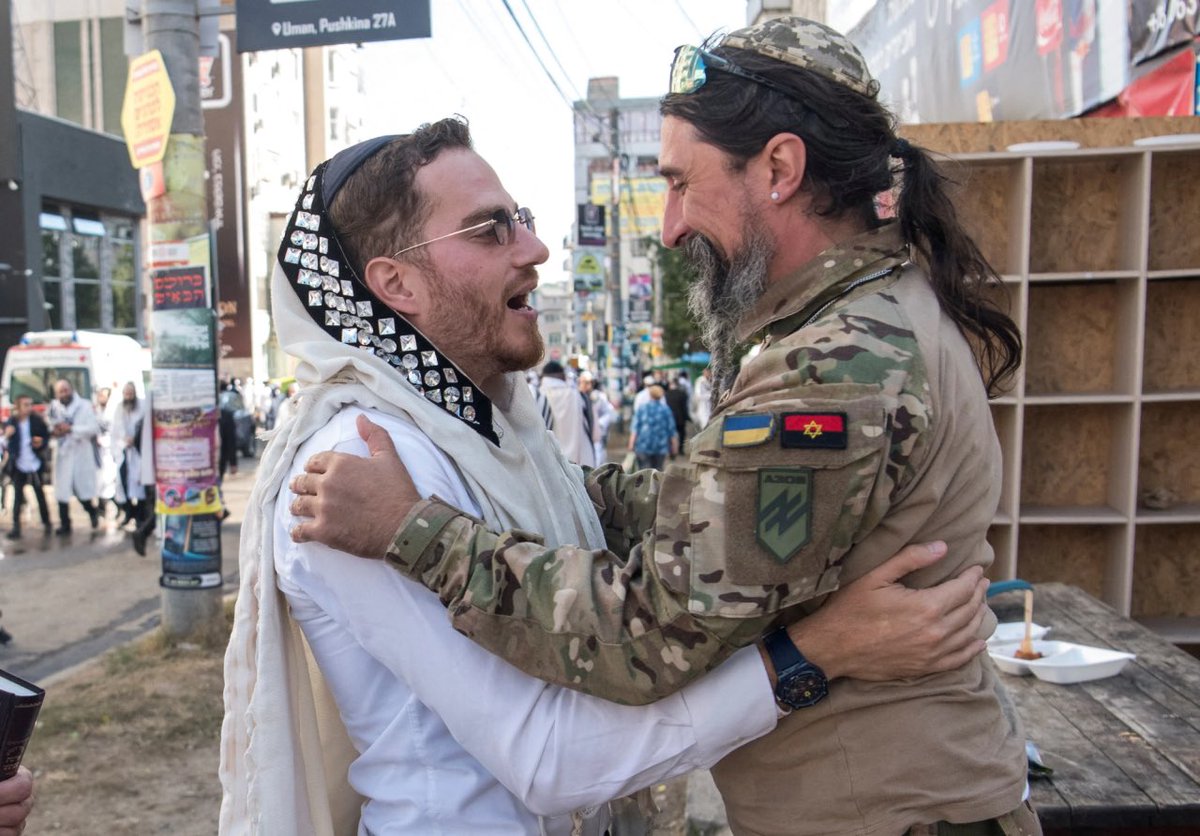 Vous êtes répugnant.

Pas un mot de Léaument sur les 32 civils tués aujourd’hui en Ukraine, dont deux enfants, après une frappe russe.

En revanche, pour relayer la propagande russe sur les soi-disant nazis en Ukraine, là, LFI se déchaîne.

Nous savons de quel côté vous êtes.

La