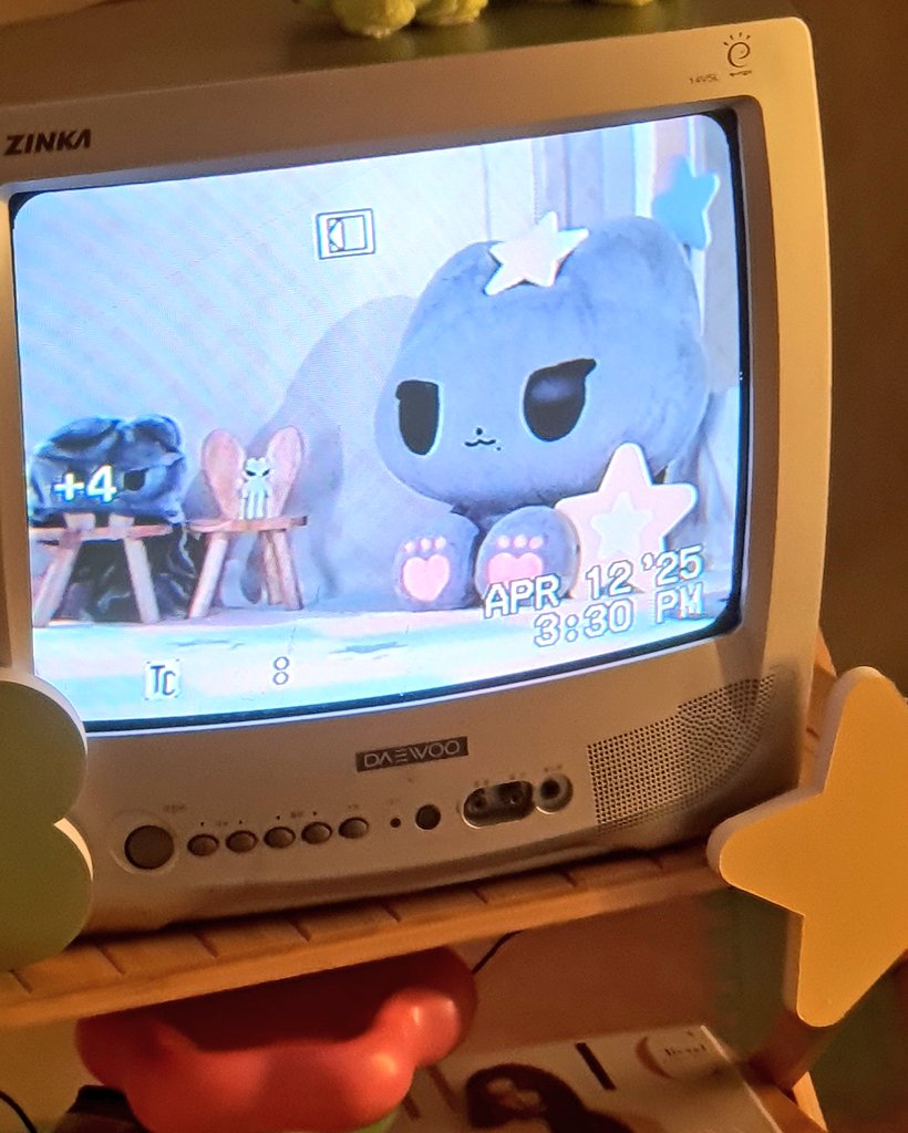 덕분에 매년 이맘때의 기억들은 늘 행복으로 남아있어서 매해 돌아보고 추억하게 될 것 같습니다. 
우리가 사람인 이상, 영원히 한결같을 순 없겠지만... 언제든 어디서든 행복하셨으면 좋겠읍니다. 물론 오래보면 더 좋구요ㅎㅎ
 
또 나흘 동안 쪄죽을 더위와 얼어죽을 추위를 오가던 날씨 속에서도