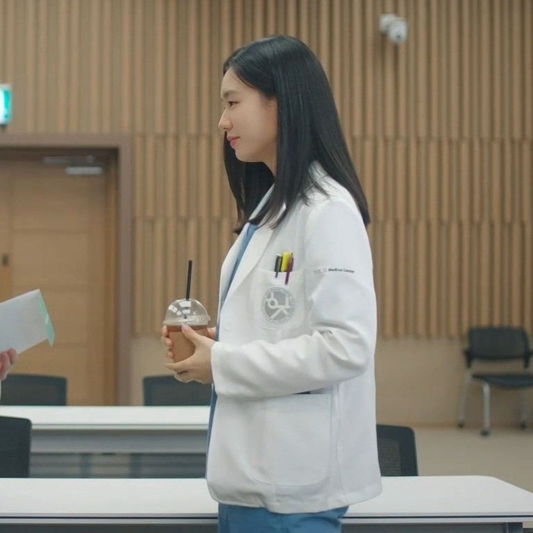 머리는 길렀고 의사가운은 짧아졌고 🥹