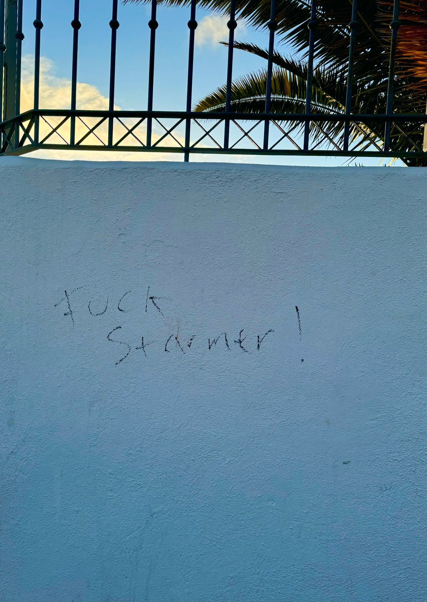 gardirms's tweet image. I’d have fingers cut off anyone who graffitis because it’s trash behaviour.
But saying that; I’ll admit I did find this slightly amusing as I’m currently thousands of miles away from Britain and saw this.
I do agree with the sentiment but come on now, they’d still get lopped.
