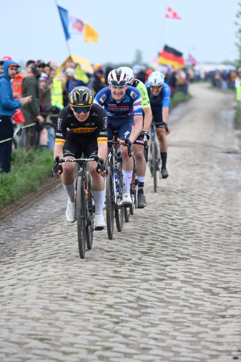 MetropoleLille's tweet photo. 📸 Retour en images sur la traversée du Carrefour de l’Arbre, secteur mythique situé à #Gruson, par les coureurs de @parisroubaix ! 🔥 https://t.co/piZxbxr8t4