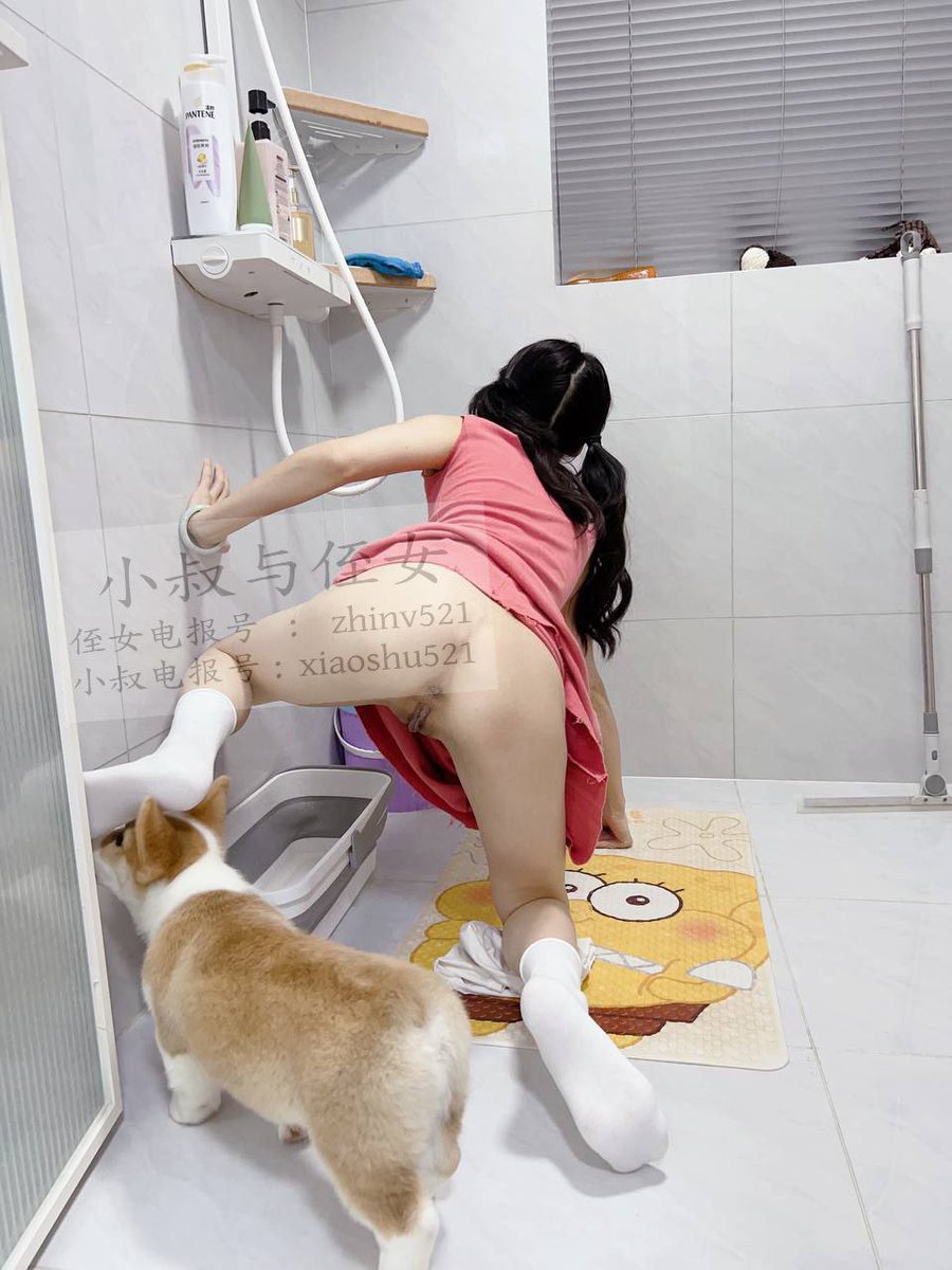 侄女跪在地上、撅着屁股给我口着鸡巴，臭狗后面舔着侄女骚逼，真他妈是一只色狗。。。 https://t.co/xeQ39jTzWq