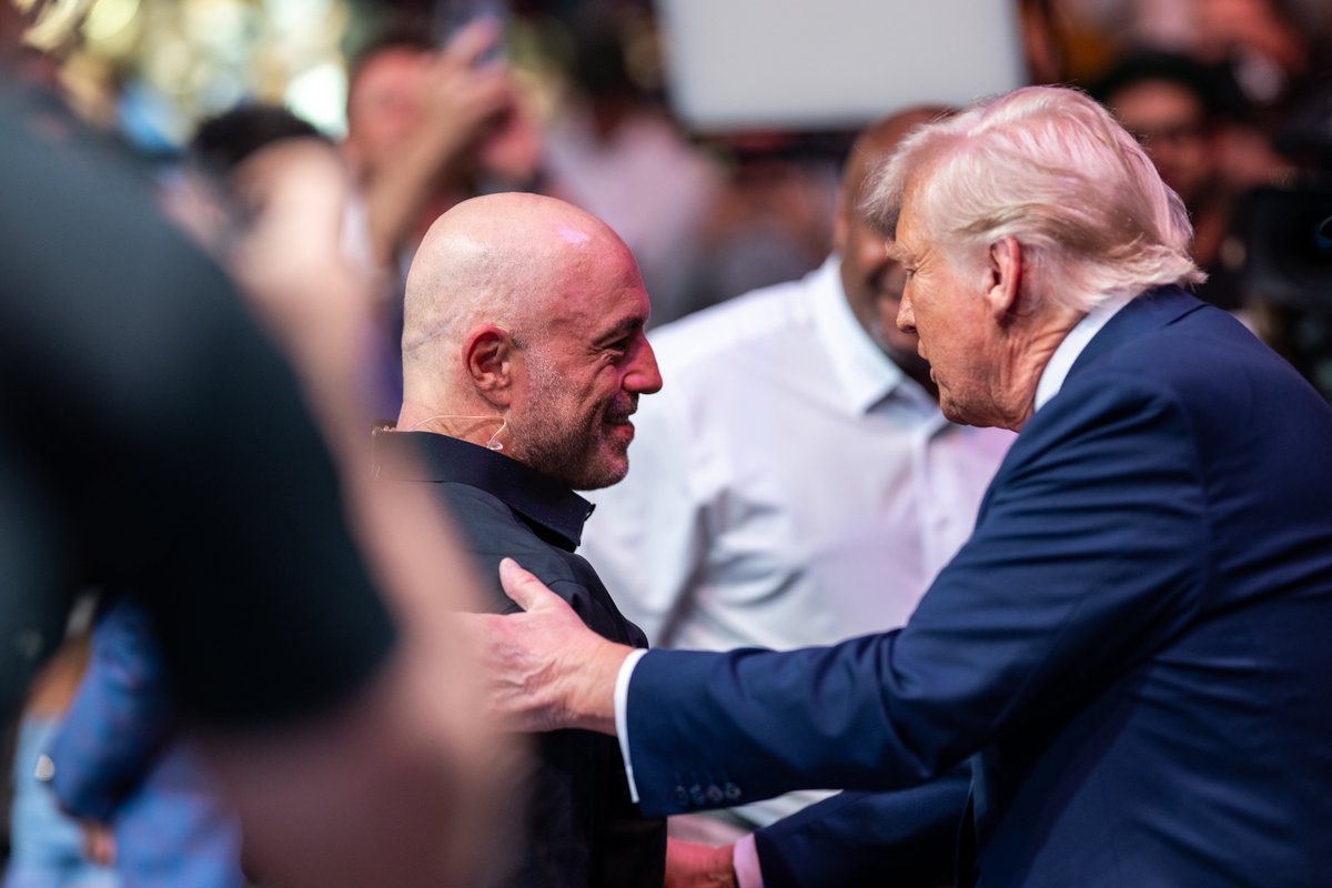 WhiteHouse's tweet photo. 🇺🇸 President Donald J. Trump
🇺🇸 @UFC 314
🇺🇸 @DanaWhite 
🇺🇸 @JoeRogan 
🇺🇸 @ElonMusk &amp; Little X
📍Miami, FL https://t.co/7RycCbRWX6