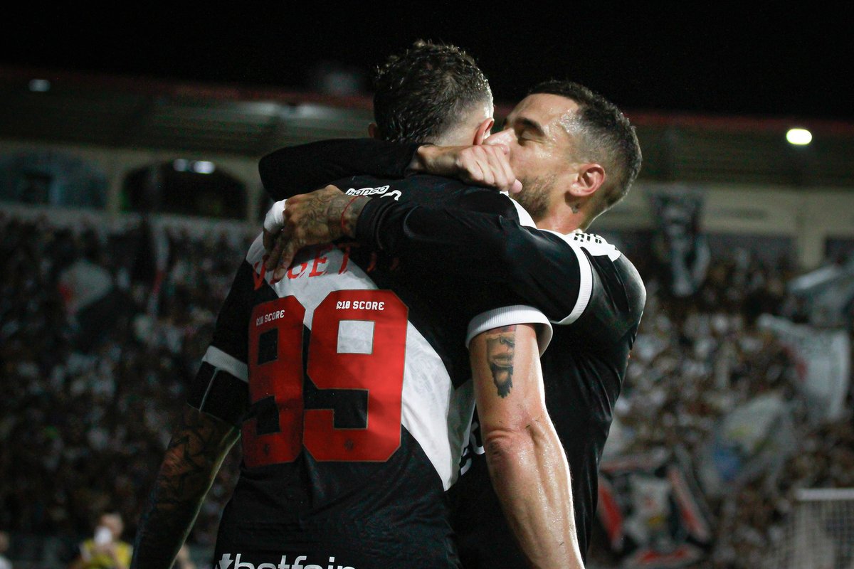 The pirate and the magician! 🏴‍☠️🎩

📸: Matheus Lima | #VascoDaGama