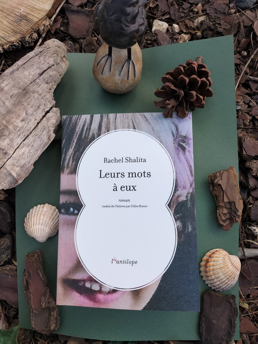 Leurs mots à eux
Rachel Shalita 
Traduit de l'hébreu par Gilles Rozier 
<a href="/editdelantilope/">editionsdelantilope</a>
✨✨✨✨✨
"Le shalik blanc n'est pas que l'objet, c'est aussi l'étreinte des épaules qui l'accompagne."
Tzipi avec un jour d'avance sur le monde.
✨✨✨✨✨