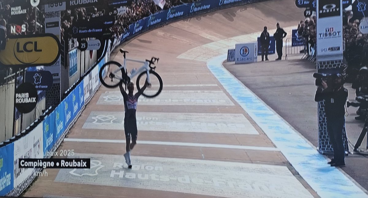 EricRoeske's tweet image. 1. Mathieu
2. Tadej 
3. Mads
#Podium 
#ParijsRoubaix