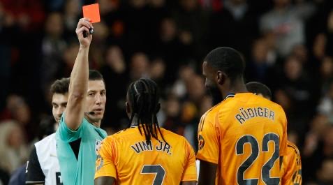 Recordemos que fue Soto Grado el que adulteró el acta arbitral, obviando que Vinicius agredió SIN EL BALÓN EN JUEGO en Mestalla, para que jugase la supercopa.

Hoy suavizará el acta para que le caiga el mínimo a Mbappé y juegue la Copa.

0 dudas. 

#alavesrealmadrid #mbappe