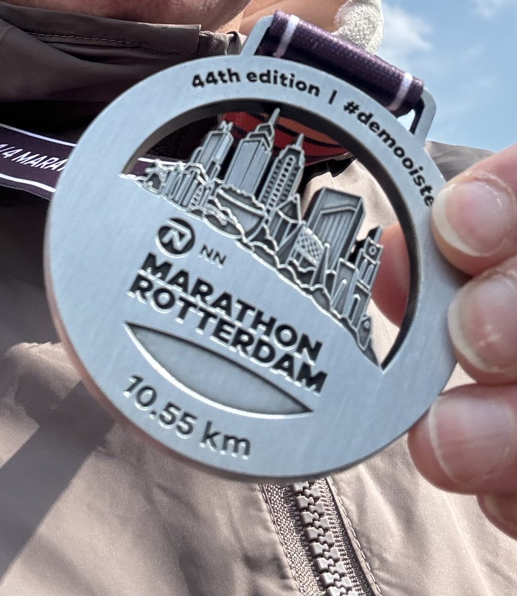 Een kwart gelopen van de “mooiste”  #nnmarathon  #010 . Wat een feest is dat! Mijn stad. Echt  de gaafste rotstad die er is 😂#rotterdammarathon