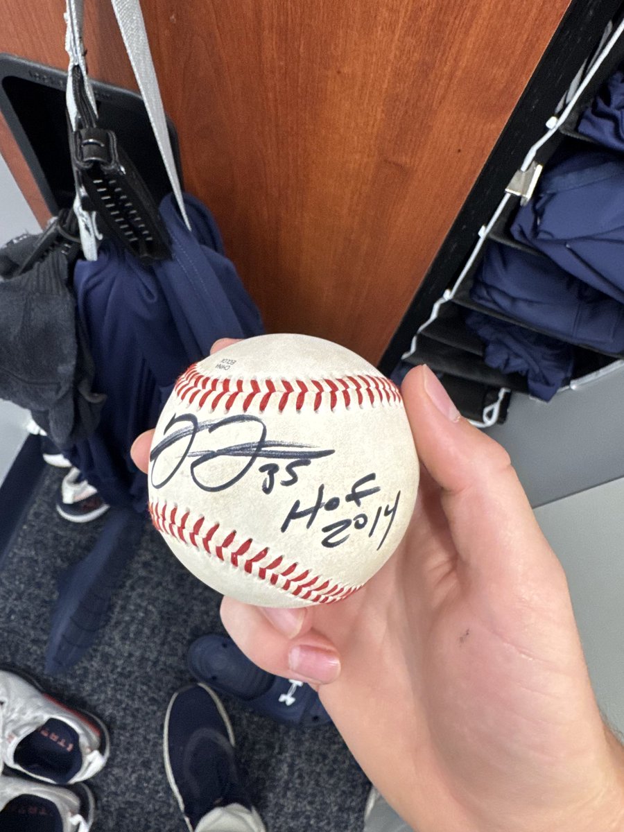 We see you <a href="/Benmccormick24/">Ben McCormick</a>! Good get on the <a href="/AuburnBaseball/">Auburn Baseball</a> 1st ballot Hall of Famer auto from <a href="/TheBigHurt_35/">Frank Thomas</a> l! He is 1st class! Good series win for Auburn this weekend! ⚫️⚪️🔵🟠🦅#dombats #WarEagle #HallOfFame #classof2014
<a href="/DominionLcps/">DominionLCPS</a> <a href="/TitanAthletics2/">Titan Athletics</a>