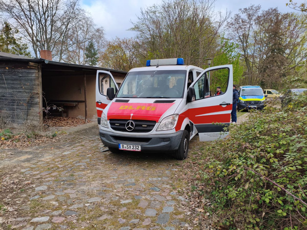 Schwerer Angriff auf die ehrenamtlichen Lebensretter der <a href="/DLRGRdf/">DLRG Reinickendorf</a> ! Unser Einsatzfahrzeug wurde heute Nacht durch brutalsten Vandalismus zerstört: alle Fenster eingeschlagen, Einsatzgerät zertrümmert, Funkanlage herausgerissen. 1/2