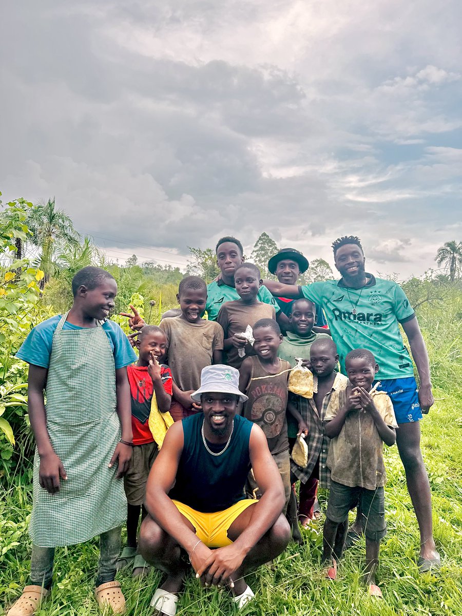 HonestPhix's tweet photo. We rise by lifting others

We’re @Abashwekyi 
Humanitarians https://t.co/MF7yidq1RE