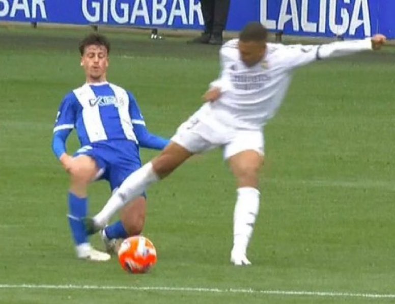 A Lewandowski le cayeron 3 partidos

A Mbappé le caerá 2.