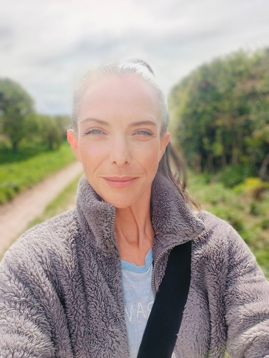LadyGrace27's tweet image. Happiness is a long walk with your dog...🐾🐾
#sundayvibes #sundayfunday #dogwalks #walkies #outdoors #countryside #lovewhereyoulive