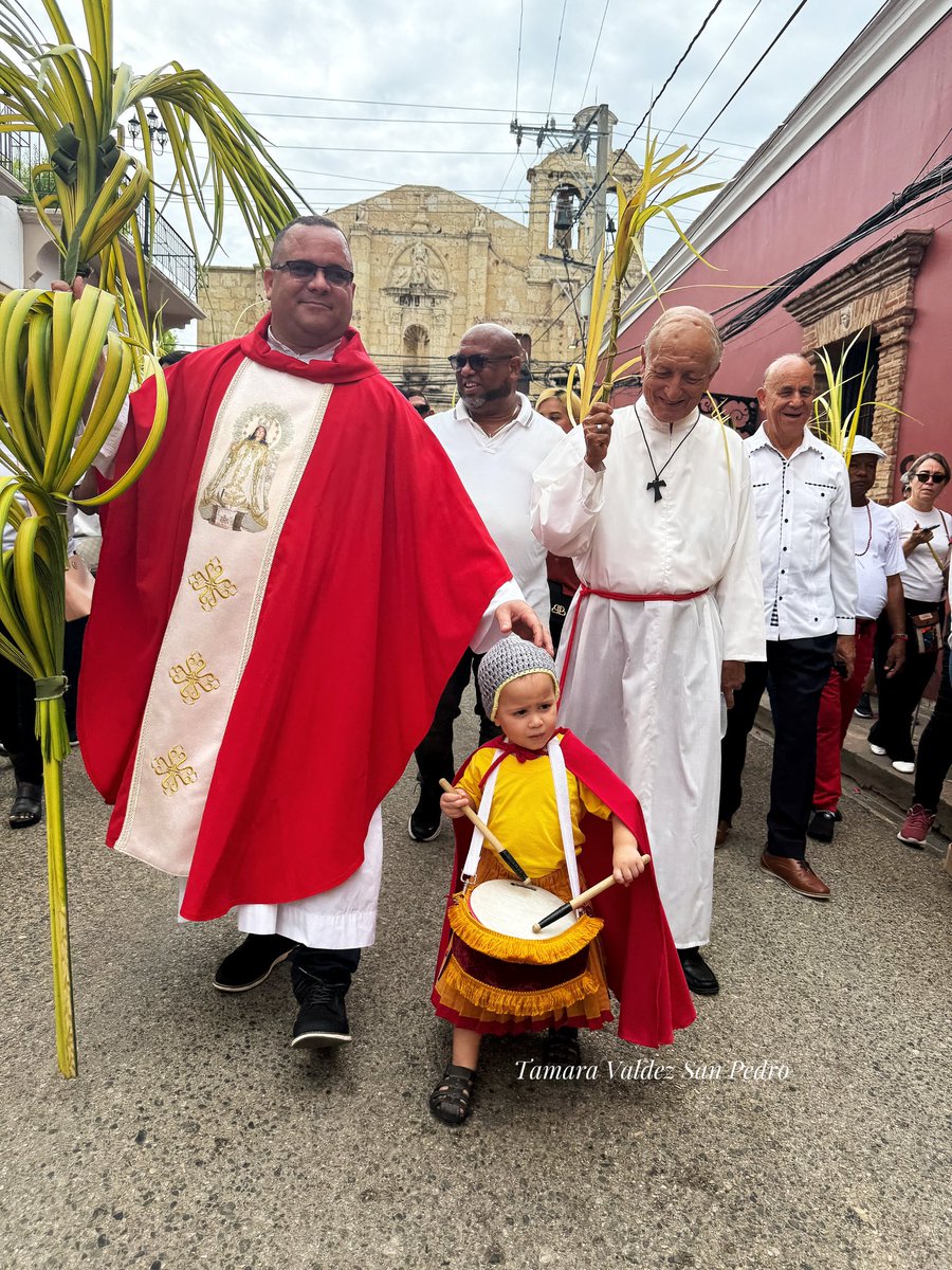tamara_v28's tweet photo. Hoy se celebra el Domingo de Ramos que marca el inicio de la Semana Santa para recordar los momentos de su Pasión. 
El relevo en nuestra procesión de la Iglesia de Las Mercedes.
#DomingodeRamos #tamaravaldezsp #semanasanta2025 #fotografia #IglesiaCatolica https://t.co/d7wTYAedOM