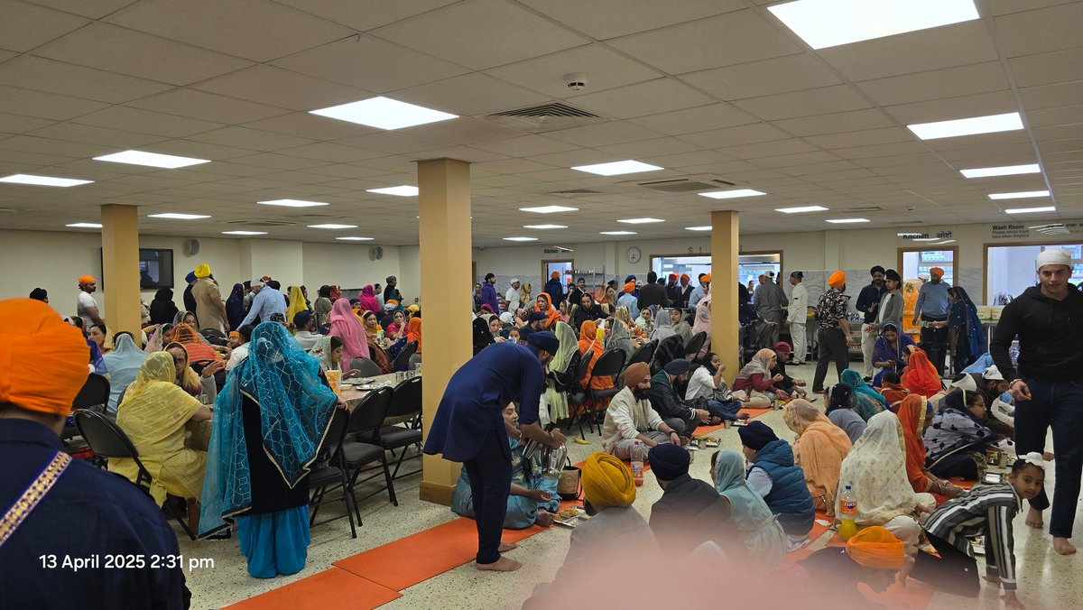 SukhbirJSingh's tweet image. Thousands of #Sikhs celebrating #Vaisakhi2025 in #MANCHESTER. May #waheguru give us all strength to support the poor, defend the defenceless and to care for #humanity @McrMuseum @citysikhs @TanDhesi @PreetKGillMP @adsranghar @AndyBurnhamGM