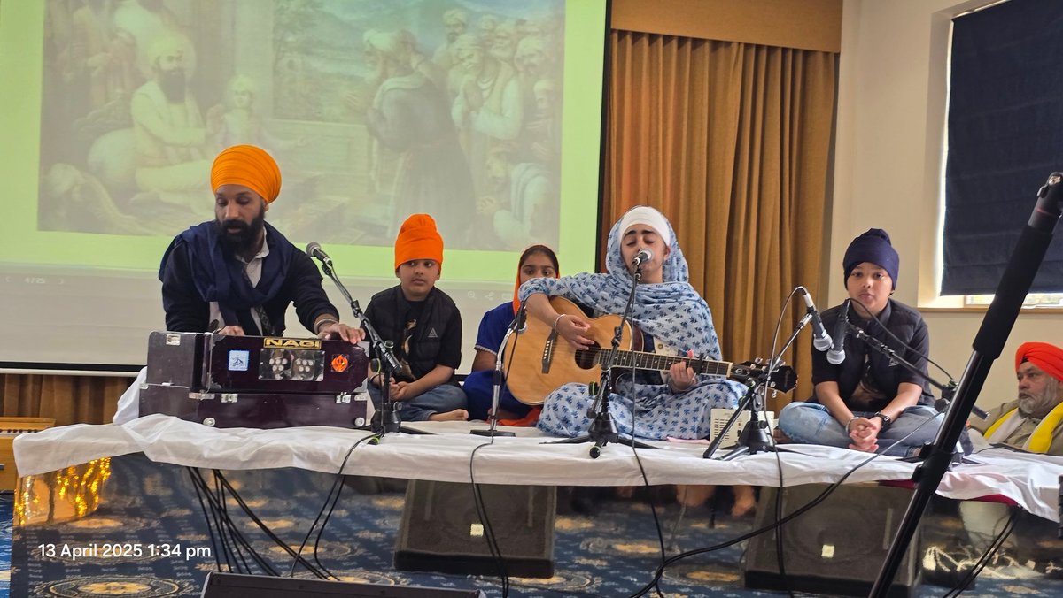 SukhbirJSingh's tweet image. Thousands of #Sikhs celebrating #Vaisakhi2025 in #MANCHESTER. May #waheguru give us all strength to support the poor, defend the defenceless and to care for #humanity @McrMuseum @citysikhs @TanDhesi @PreetKGillMP @adsranghar @AndyBurnhamGM