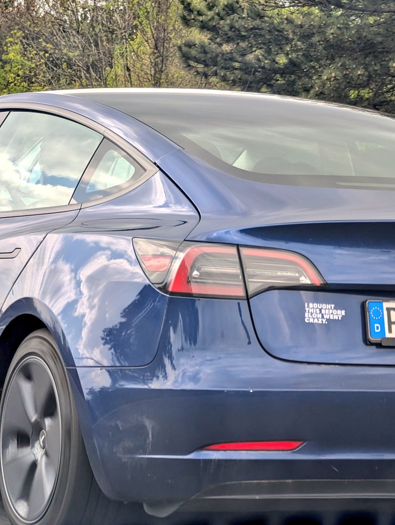 Deux stickers "J'ai acheté cette voiture avant qu'Elon ne devienne fou" croisés aujourd'hui sur des Tesla
En VF (première fois que j'en vois un) sur une Model S plaque FR
En VO sur une Model 3 plaque allemande