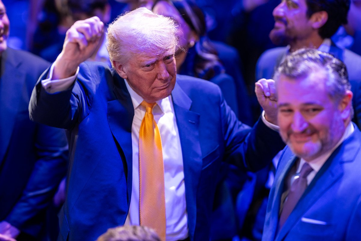 WhiteHouse's tweet image. THE LEGENDARY TRUMP DANCE KNOWN AROUND THE WORLD AT @UFC 314 🔥