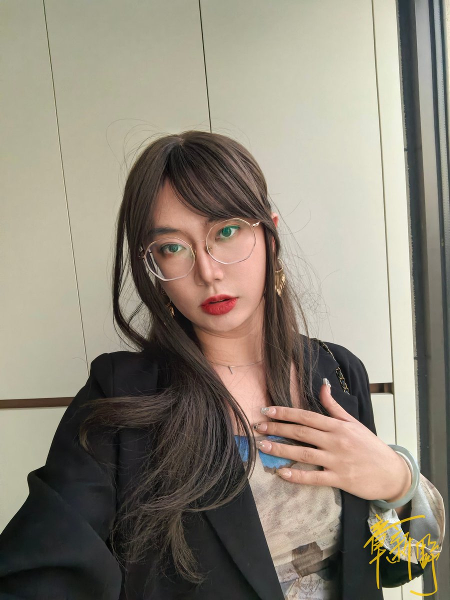 我们又不是很熟 你叫我美女就可以了😜