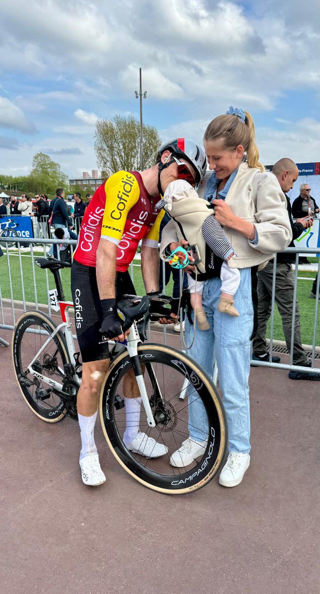 Les retrouvailles dans le vélodrome après cette dure journée 🫶

#ParisRoubaix