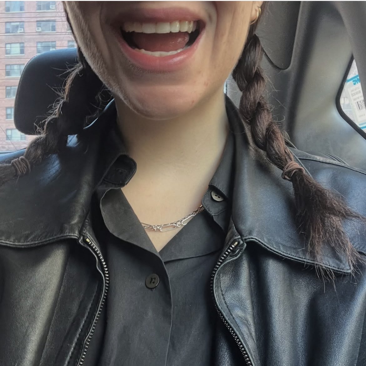 LordeSpainn's tweet photo. Lorde sigue dándonos pistas sobre la música que está por llegar. 

Las cadenas parecen ser un tema central en esta nueva era. 

⛓️⛓️‍💥 https://t.co/DW9FBwNBj8