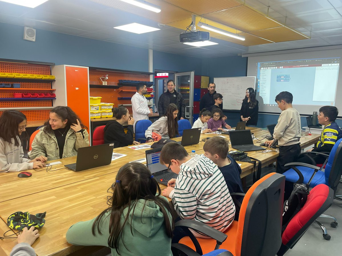 GSB_Ardahan's tweet photo. Geleceğimizin Teminatı Gençlerimizle Bir Araya Geldik

Gençlerimizin buluşma noktası haline gelen Gençlik Merkezimizi ziyaret ederek atölyelerdeki üretkenliği, kurslardaki heyecanı yerinde gözlemleyip fikirlerine kulak verdik.

📍Ardahan Gençlik Merkezi 
@OA_BAK @gencliksporbak https://t.co/uWyyyORqnA