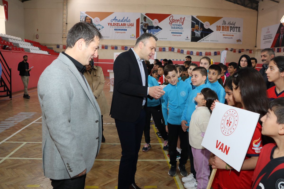 GSB_Ardahan's tweet photo. @gsbokulsporlari Badminton Küçükler Kız-Erkek Grup Müsabakaları Başladı

https://t.co/XomFp92xpf
@OA_BAK @gencliksporbak https://t.co/bOO2HFdyJi