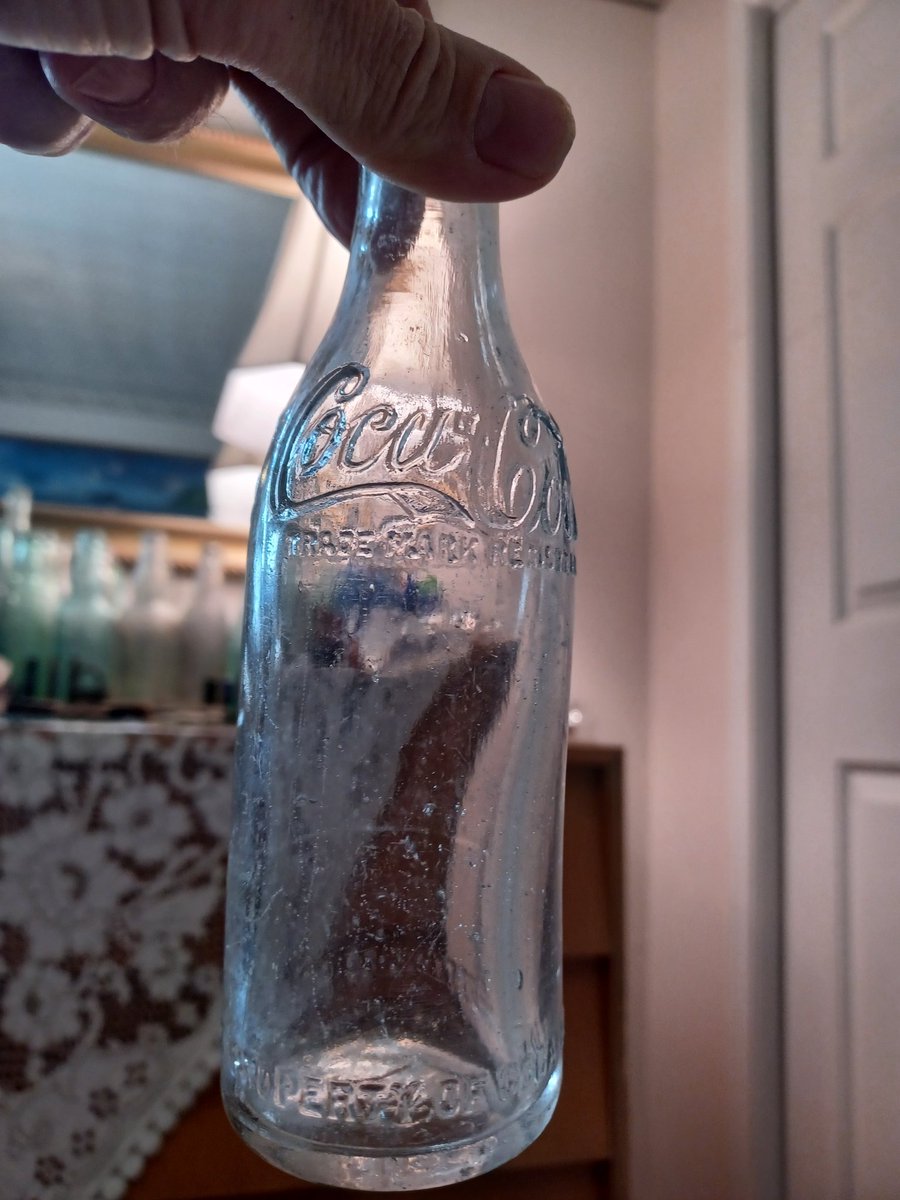 Lostsub50T's tweet photo. Cleaned the straight-sided Coke. Is my first. Athens, Ga. Has a small lip chip. Turning purple. I love it. Will erect an alter to worship. 😉
#bottledigging
#bottlehunting
#bottlediggingfinds https://t.co/KWskXsn5jq