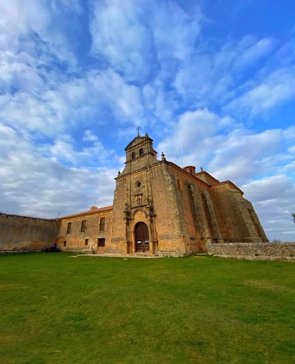 sorianitelaimag's tweet photo. 🌄 La Ermita del Mirón, ubicada en el Cerro del Mirón, es un balcón privilegiado sobre Soria y el Duero. Historia, leyenda y devoción en un lugar único donde los labradores aún celebran sus tradiciones. ¡Ven a visitar esta maravilla soriana! #SoriaNiTeLaImaginas 📸@paolasilvha https://t.co/rUeEHTXw2a
