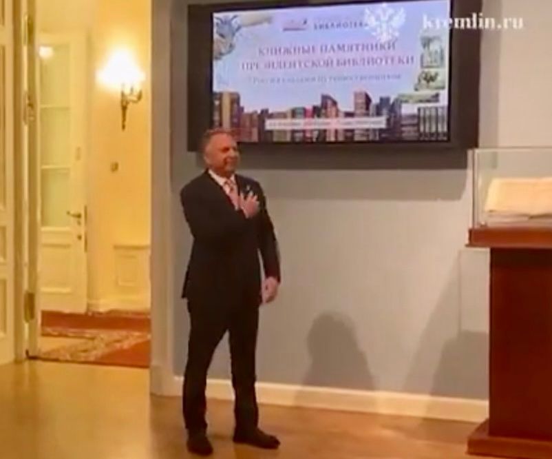 The official photo from the Kremlin of US Special Envoy <a href="/SteveWitkoff/">Steve Witkoff</a> putting his hand over his heart as he greets his friend Vladimir Putin again this week. Meanwhile Putin is killing hundreds of Ukranian civilians in missile strikes. The USA purports to be our ally!