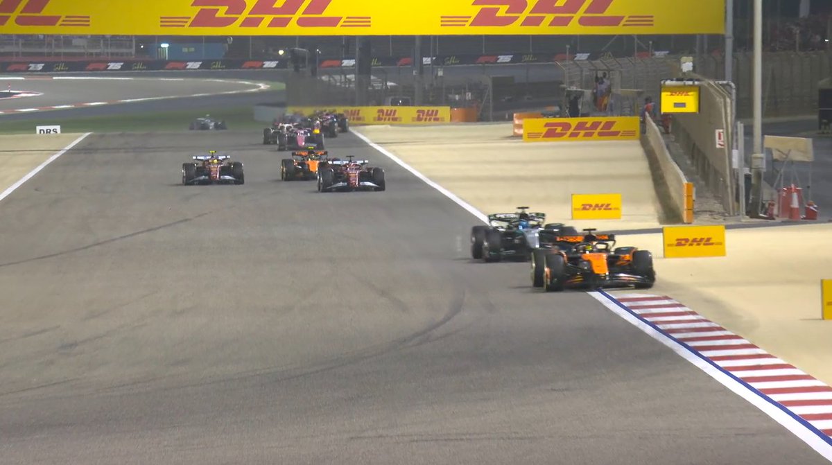 elformulerof1's tweet photo. DURA LUCHA EN LA RESALIDA DE BAHREIN. HAMILTON ATACA CON TODO A NORRIS QUE AGUANTA HASTA POR FUERA DE PISTA

VERSTAPPEN SE AGUANTA CON OCON 

#F1 #BahreinGP https://t.co/suc43RXtKE
