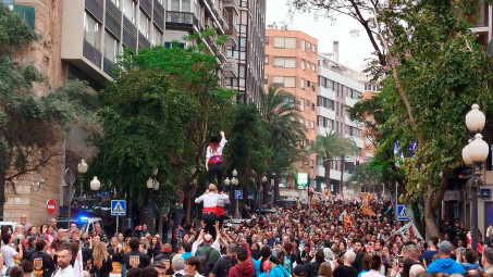 Som_PPCC's tweet photo. Alacant s’ha manifestat amb dignitat per commemorar el 25 d'abril. Amb tota la dignitat que els falta als governants del País Valencià.

Manifestació multitudinària contra la política lingüística del PP i Vox i en defensa del valencià! 
#SomPaïsosCatalans https://t.co/GHSoIvk9Sx