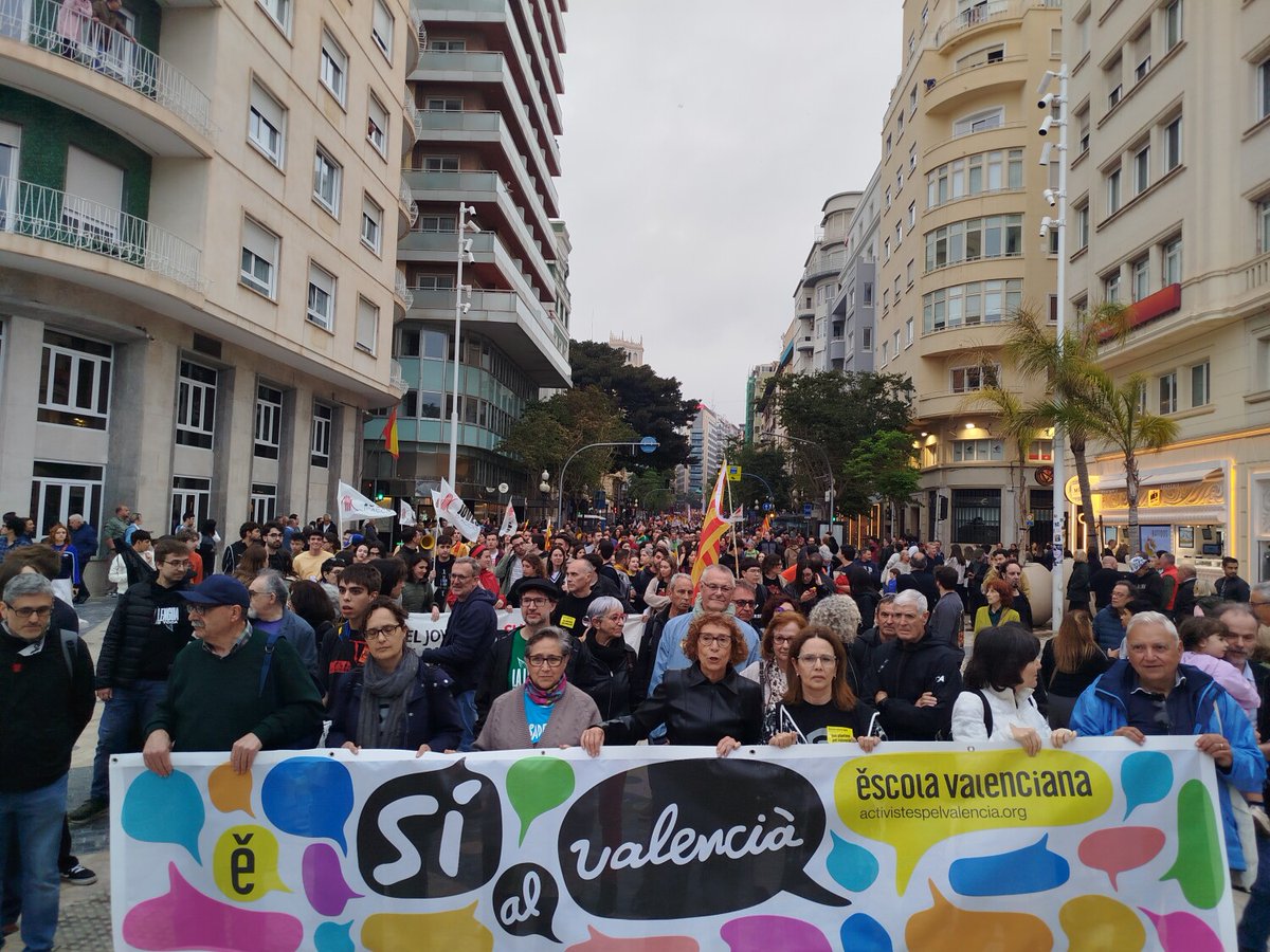 Som_PPCC's tweet photo. Alacant s’ha manifestat amb dignitat per commemorar el 25 d'abril. Amb tota la dignitat que els falta als governants del País Valencià.

Manifestació multitudinària contra la política lingüística del PP i Vox i en defensa del valencià! 
#SomPaïsosCatalans https://t.co/GHSoIvk9Sx
