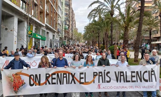 Alacant s’ha manifestat amb dignitat per commemorar el 25 d'abril. Amb tota la dignitat que els falta als governants del País Valencià.

Manifestació multitudinària contra la política lingüística del PP i Vox i en defensa del valencià! 
#SomPaïsosCatalans