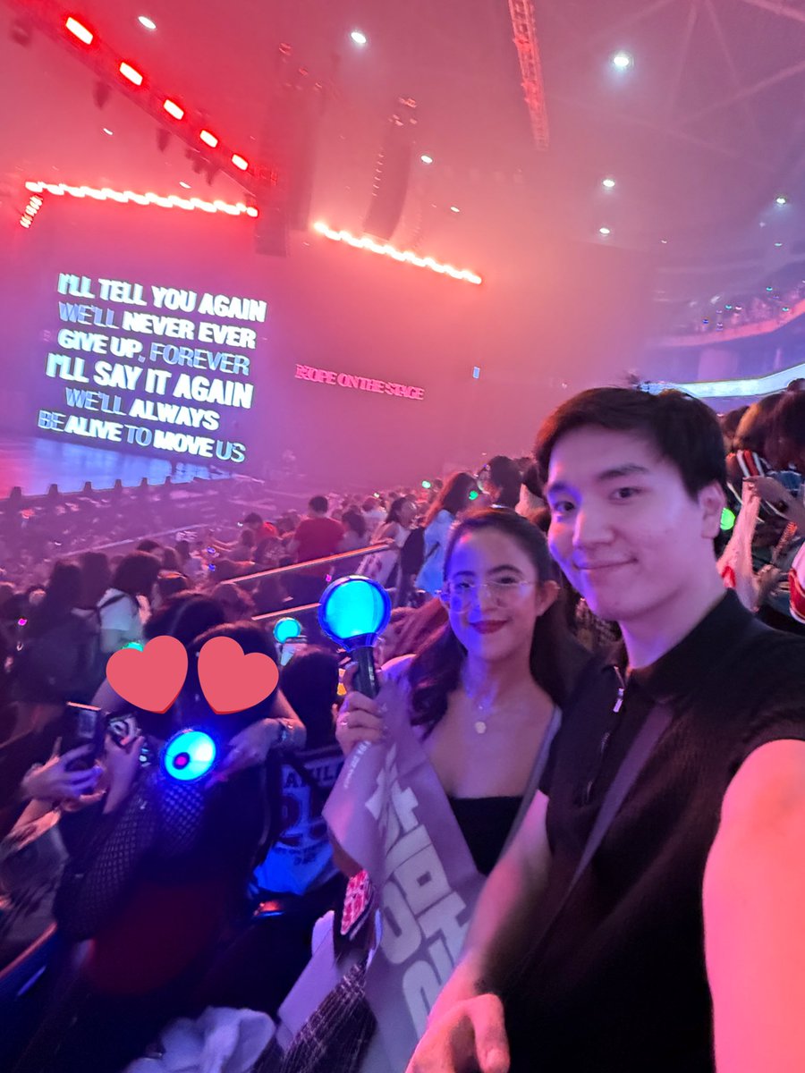 vhope_md's tweet photo. IT WAS INDEED A SOLID NIGHT. Thank you, my ultimate bias! 1/7 huhu 😭💜 https://t.co/O4zCjFRJeV